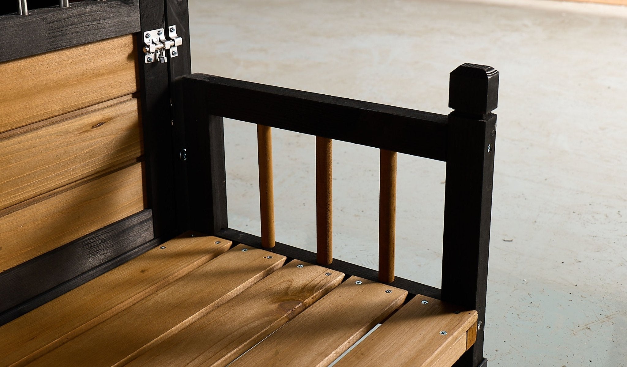 large wooden dog house - KiKiUMi